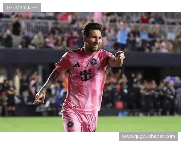 国际足坛风云再起，梅西回归巴萨震动转会市场，C罗重返曼联引爆关注